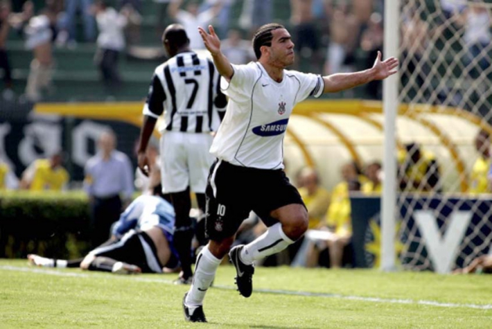 Na campanha do título brasileiro, Tevez ficou marcado pela goleada por 7 a 1 sobre o Santos, quando fez três gols.