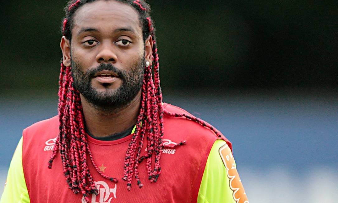 Vagner Love (2010) - Contratado para formar o “Império do Amor” com Adriano, o atacante correspondeu às expectativas de gol da torcida logo de cara. Torcedor rubro-negro, ele tinha grande identificação com o clube e foi um dos destaques da equipe naquele ano. Voltou à Rússia em 2011 e teve mais uma passagem pelo Fla em 2012.