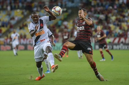 Com o time recheados de garotos, o Vasco jogou mal e acabou derrotado pelo Flamengo, que atuou com seus meninos, por 1 a 0, no Maracanã, pelo Carioca. Andrey, que deu segurança ao meio-campo e fez bons lançamentos, recebeu a maior nota do Cruz-Maltino. Confira todas as notas do LANCE! (por Luiza Sá).