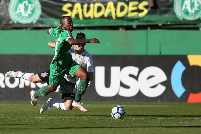 O atacante Victor Andrade está perto de ser contratado pelo Goiás, mas antes ele foi oferecido ao Santos, seu clube de formação.  O L! apurou que o nome do atleta foi repassado ao Santos, porém, a opção ainda seria analisada pela comissão técnica do Peixe.