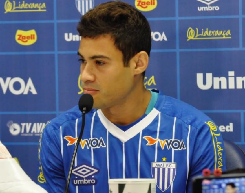 O atacante Vinícius Araújo, que disputou o último Brasileirão pelo Avaí, está livre no mercado, à espera de propostas. 
