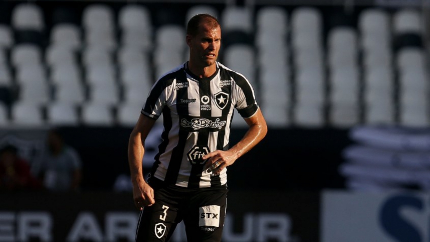 O zagueiro Joel Carli, de 34 anos, rescindiu seu contra com o Botafogo e está livre no mercado. De acordo com o Transfermarkt, seu valor é de 675 mil euros (R$ 3,78 milhões)