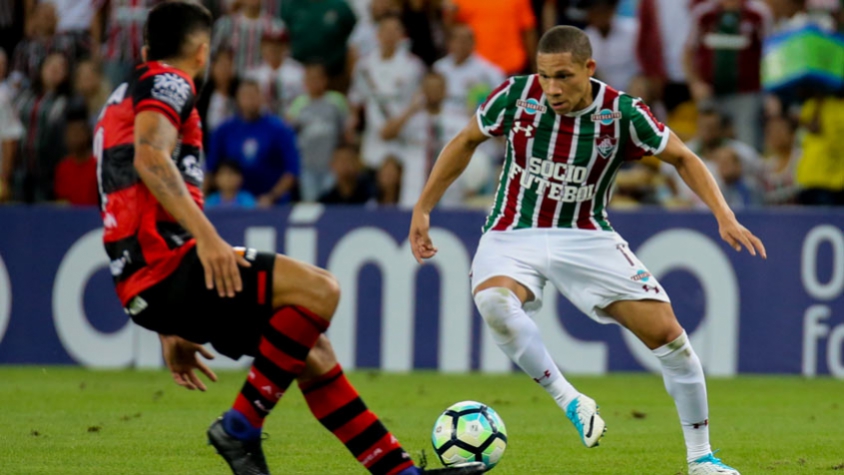 Após longa negociação e muita paciência por parte do Fluminense, Wellington Silva, enfim, está de volta ao Tricolor. O Internacional divulgou em seu site oficial que entrou em acordo com o jogador, antecipando o término do contrato de empréstimo, que iria até 31 de julho deste ano. O atacante então retorna ao clube que o revelou, com quem tem vínculo pelo mesmo período.