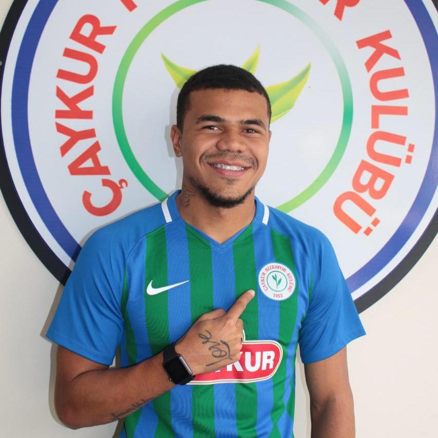 O brasileiro Yan Sasse, que atua pelo Çaykur Rizespor, está em isolamento na Turquia, um dos últimos países a paralisar os campeonatos. O jogador disse que agora é o momento de pensar na saúde de todos e que continua fazendo exercícios físicos em casa para manter a forma.