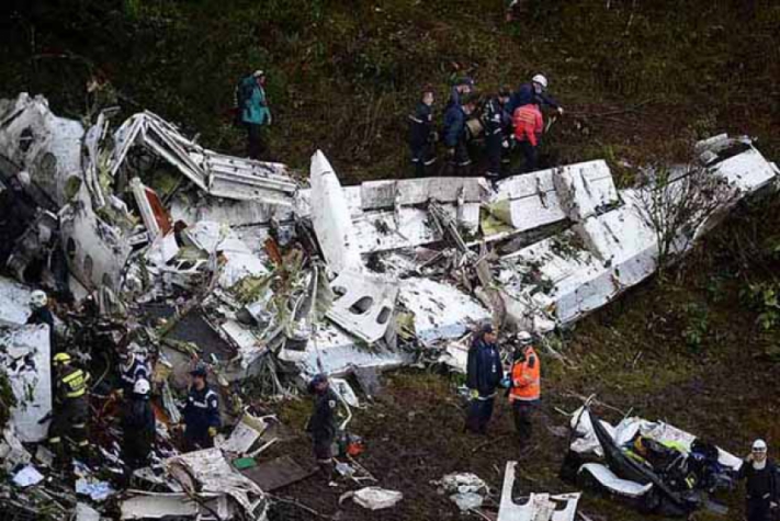 A Chapecoense viajava em voo fretado com a LaMia, de Santa Cruz de la Sierra, na Bolívia, para Medellín, com a delegação do time, jornalistas e convidados. Dos 77 passageiros, apenas 6 sobreviveram à tragédia, sendo três jogadores. Ninguém da comissão técnica ou diretoria sobreviveu.