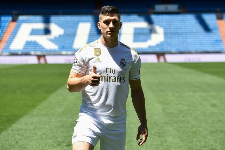 MORNO: Luka Jovic, atacante do Real Madrid, pode ser envolvido em uma negociação com o Napoli para os merengues contratarem o meio-campista Fabián Ruiz, segundo publica o "Mundo Deportivo". A equipe italiana busca a contratação do atacante sérvio, uma vez que Milik pode deixar o plantel na próxima temporada após diversas especulações.