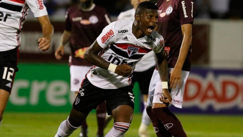 O São Paulo venceu, de virada, a Ferroviária, por 2 a 1, na noite desta quarta-feira, fora de casa, pela terceira rodada do Campeonato Paulista. O Tricolor não foi brilhante, mas criou boas oportunidades de gols e foi mais eficiente que os mandantes. Hernanes e Arboleda, autores dos gols, foram os mais bem avaliados do time da capital. Confira as notas do São Paulo no LANCE! (por Gabriel Grey)