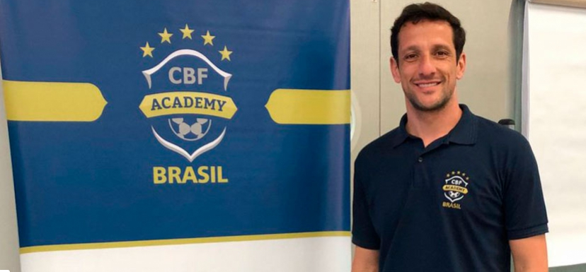 FECHADO - E as mudanças seguem no “Novo Cruzeiro”, comandado por Ronaldo Fenômeno. O ex-jogador Juliano Belletti, ex-companheiro de Seleção Brasileira, sendo campeão do mundo em 2002, com Ronaldo, é mais um nome a deixar o clube. Belletti usou as redes sociais para agradecer e se despedir.