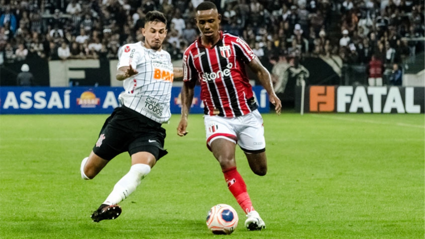 SOBE-DESCE: BOTAFOGO-SP: RONALD - Contra-ataque muito veloz do Botafogo, a bola chegou em Gustavo Henrique e o camisa 9, muito bem, esperou o bote de Gil para enfiar Ronald sozinho na cara de Cássio para o atacante diminuir. Esse gol demonstrou a garra final dos visitantes, porém sem tempo para encostar no placar. O atacante ditou o ritmo nos minutos finais. - MUITO RECUADO - O time comandado por Wagner Lopes ficou bastante tempo recuado, sem nenhuma reação de ataque. No momento em que fazia alguma investida, não tinha êxito nas conclusões ou pecava nos passes. A melhor chance aconteceu com o zagueiro o Reginaldo, que foi expulso e piorou ainda mais as coisas. 