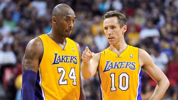 O ala Steve Nash foi outro que fez uma boa parceria com Kobe Bryant. O jogador chegou a equipe de Los Angeles em 2012, já no final da carreira e não conseguiu títulos na franquia.  