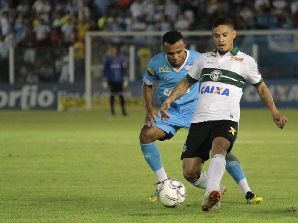 O meia Carlos Eduardo, de 32 anos, está sem clube desde que deixou o Coritiba no ano passado. Segundo o Transfermarkt, ele vale 800 mil euros (cerca de R$ 4,5 milhões). 