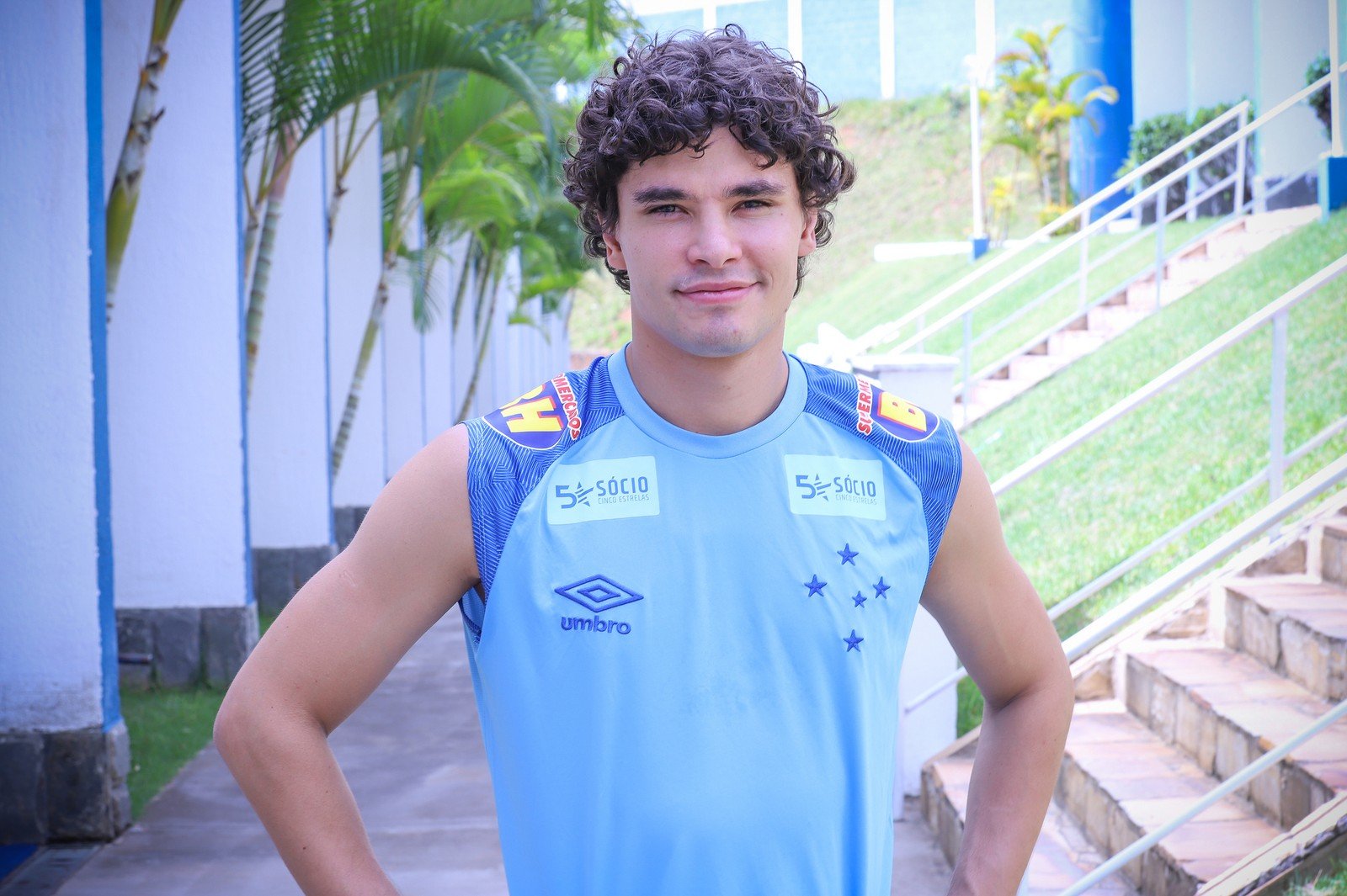 O Galo também anunciou a chegada do lateral-esquerdo Dodô, de 28 anos, que defendeu o Cruzeiro em 2019 e o Santos no ano anterior. Dodô negociava com o Galo desde o fim de dezembro do ano passado.