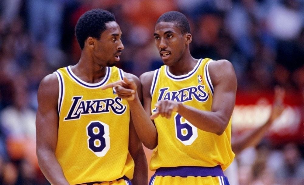 A primeira parceria de sucesso de Kobe nos Lakers foi com o ala-armador Eddie Jones. A dupla fez sucesso no pouco tempo em que esteve junta, no início da temporada de 1999