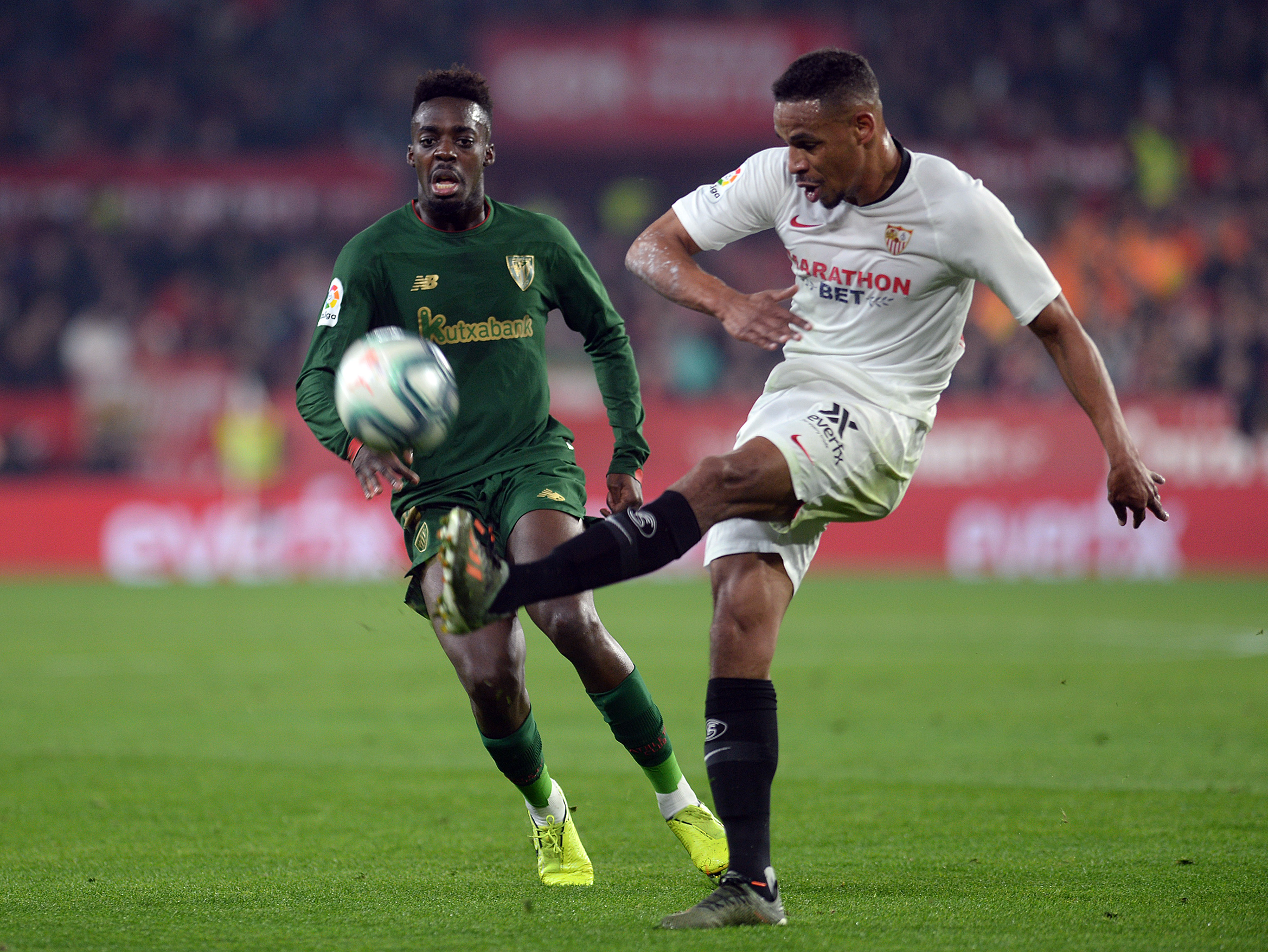 Ex-Porto, Manchester City e Galatasaray, Fernando, aos 32 anos de idade, também debuta na Espanha. E em seu primeiro ano no Sevilla, o volante é um dos brasileiros que mais entraram em campo. São 24 jogos e um gol marcado.