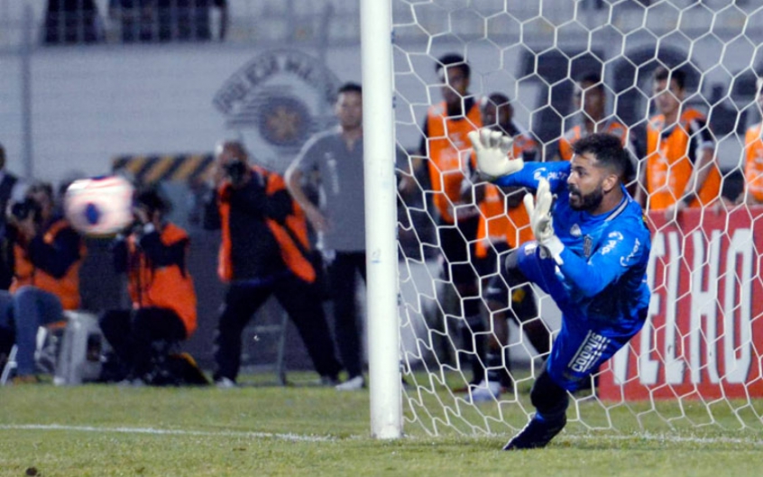 Ponte Preta: SOBE - Fechou o gol: Sem sombra de dúvidas, o goleiro Ygor foi o principal responsável pela vitória da Ponte Preta. Defendeu um pênalti e fez, no mínimo, outras três defesas difíceis. O arqueiro foi decisivo no jogo. - DESCE - Postura no segundo tempo: A Ponte foi para o intervalo com a vantagem de dois gols no marcador e apenas se defendeu no segundo tempo. O Corinthians a dominou na etapa final e poderia muito bem ter virado a partida. Ponto negativo para o time de Gilson Kleina. 