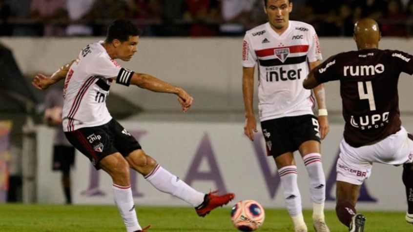 QUASE CANHOTO - Hernanes nasceu destro, mas treinou tanto a perna esquerda que pode ser considerado um ambidestro. Dos 51 gols que marcou com a equipe profissional do Tricolor (não estão na conta os três gols na excursão para a Índia), 17 foram de canhota, 32 de direita, um de cabeça e um de peito. Na atual passagem, quatro dos seus sete gols foram de esquerda.