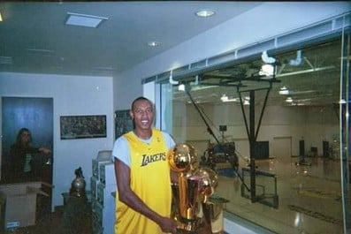 A passagem de Jefferson Sobral pelo Los Angeles Lakers foi meteórica e durou pouco mais de dois meses. No entanto, ele jogou com Kobe Bryant em quatro partidas pré temporada da franquia na temporada 03/04.