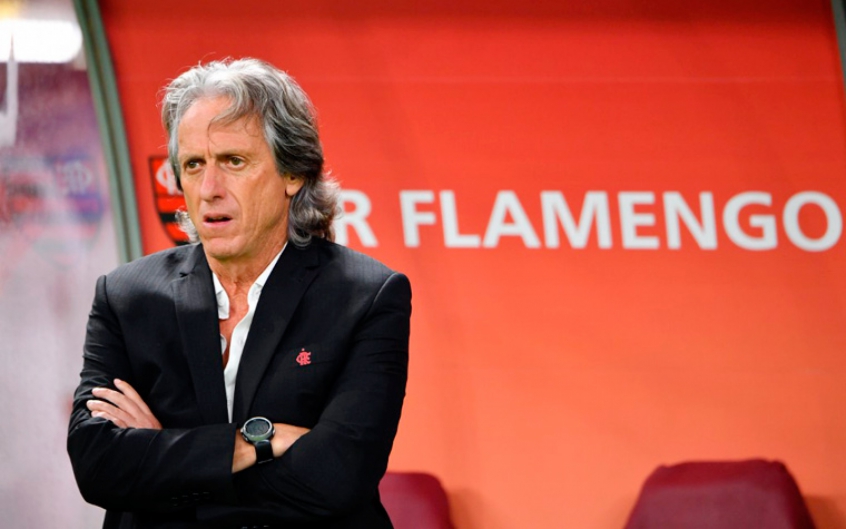 A POLÊMICA COM OS BRASILEIROS - Jorge Jesus criticou técnicos brasileiros (Foto: Divulgação) Em 10 de setembro chega ao Brasil uma entrevista de Jorge Jesus em que ele disse que os técnicos brasileiros estavam superados. Além disso, disse que apostavam no talento dos atletas, ignorando a parte tática. Vários técnicos do país se manifestaram contra ele, como Muricy Ramalho e Cuca. O clima ficou hostil e o português acabou se retratando. Assim o português sentiu o gosto da polêmica brasileira.