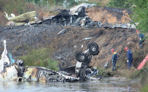 Em 7 de abril de 2011, o avião que transportava a equipe de hóquei no gelo do Yaroslavl Lokomotiv atingiu um mastro da torre, pegou fogo e caiu a 1 km do final da pista do Aeroporto de Tunoshna, na margem do rio Volga. 45 pessoas estavam a bordo e 44 morreram. O único sobrevivente foi O membro da tripulação Alexander Sizov.