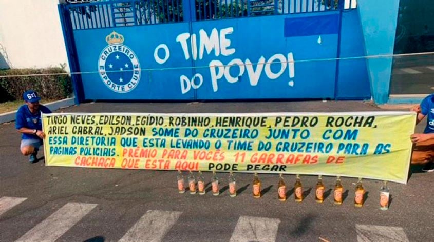 Em 2019, torcedores do Cruzeiro protestam contra os medalhões do time na porta do CT e oferecem garrafas de cachaça.