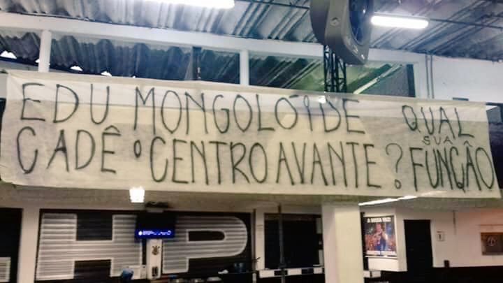 Faixa de corintianos chama o diretor-adjunto de futebol, Eduardo Ferreira, de 'mongolóide' em 2016.