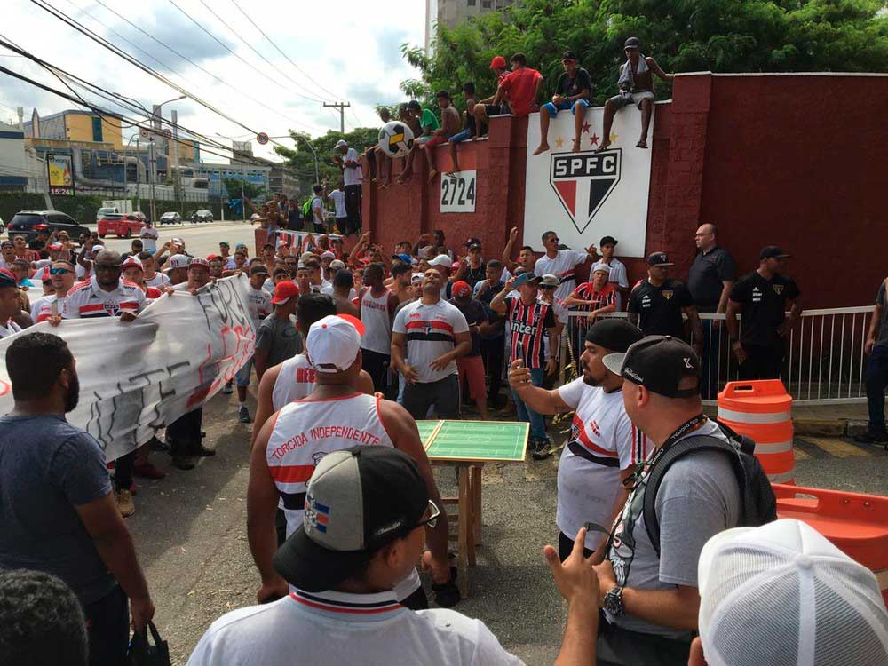 Torcedores do São Paulo jogam 'futmesa' em protesto contra jogadores em 2019. 