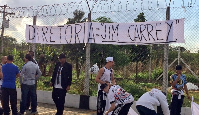 Em 2016, irritados com o momento negativo do time, torcedores do Corinthians estenderam a seguinte faixa contra a direção do clube: “diretoria Jim Carrey”.