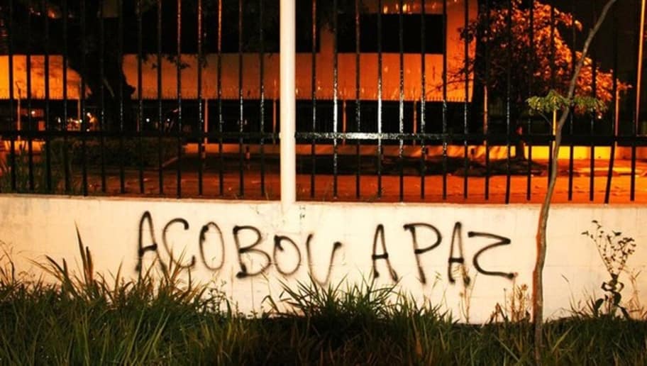 'Acobou a paz': erro na escrita em protesto do Corinthians virou meme em 2013.