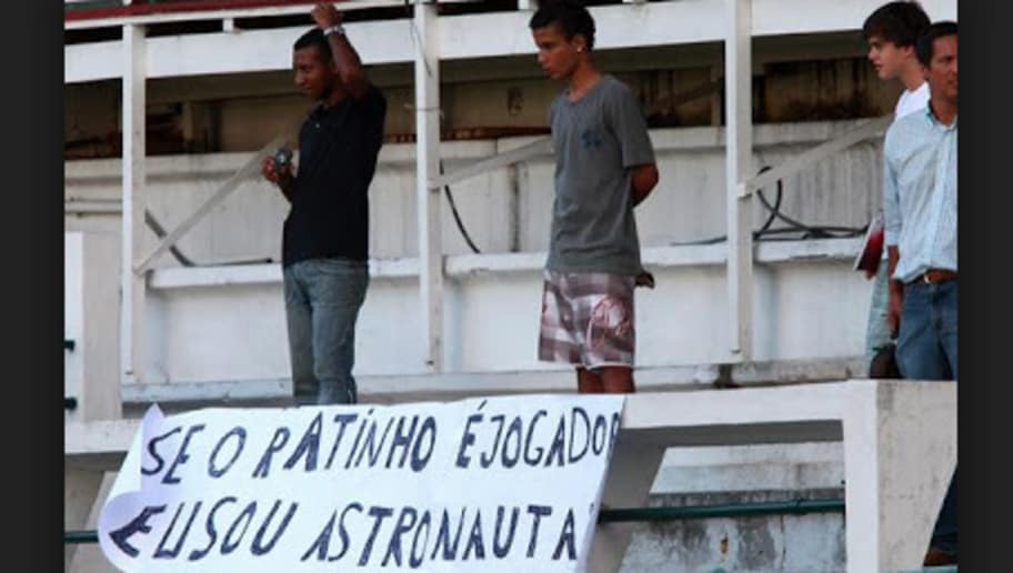'Se o Ratinho é jogador eu sou astronauta': após goleada sofrido para o Santos, torcedores do Fluminense levaram cartaz contra o lateral Eduardo Ratinho em 2009.
