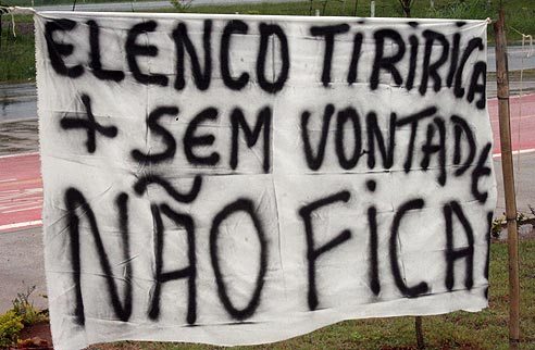 'Elenco Tiririca': corintianos protestam contra jogadores após período de férias em 2011.