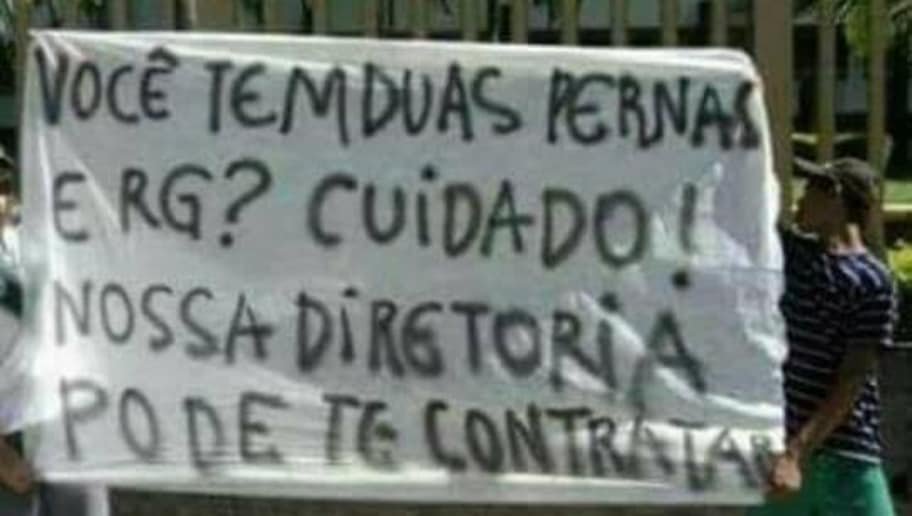 'Tem duas pernas e RG?': torcedores do Goiás protestam em frente à sede do clube.