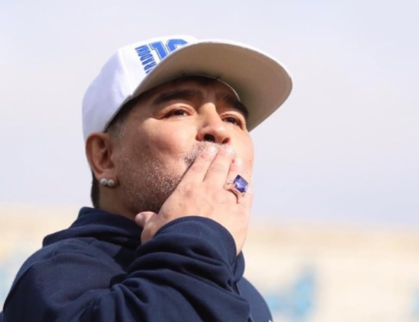 MORNO - Diego Armando Maradona voltou aos noticiários ao redor do mundo. O ex-árbitro Antonio Torres anunciou a sua candidatura para assumir a Federação Espanhola de Futebol e quer o argentino como técnico para conquistar a Copa de 2022, que será disputada no Catar.
