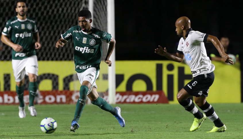 O Palmeiras aceitou a proposta do Barcelona (ESP) por Matheus Fernandes há duas semanas, mas o jogador segue treinando à parte na Academia de Futebol, aguardando a oficialização do negócio. Além da definição burocrática, um dos pontos que atrasaram sua saída é o fair play financeiro, que limita os gastos dos times europeus, mas a novela deve ser resolvida até quinta-feira.