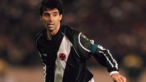 MAURO GALVÃO- Mauro Galvão foi outro que também jogou até os 40 anos. Ele se destacou por Internacional, Botafogo e Vasco, onde conquistou uma Libertadores no centenário do clube cruzmaltino. É um dos melhores zagueiros brasileiros da história