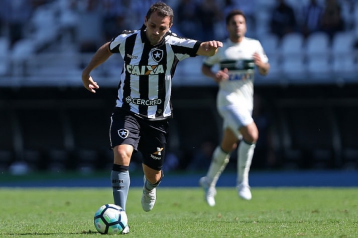 Montillo - A exemplo de Honda, o meia argentino Montillo foi a grande contratação do Botafogo para a Libertadores disputada na temporada de 2017. No entanto, o camisa 7 não conseguiu engrenar por conta das lesões e até chegou a anunciar a aposentadoria - voltaria atrás meses depois para defender o Tigre (ARG). O jogador terminou sua passagem no Glorioso com apenas 17 jogos. 