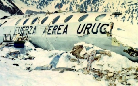 O acidente aéreo envolvendo a equipe uruguaia de rúgbi do Old Christians Club, na Cordilheira dos Andes, no Chile, é uma das mais famosas da história. O avião da Força Aérea do Uruguai caiu em 1972, com 45 pessoas a bordo. O resgate só conseguiu chegar ao local da tragédia dois meses depois e encontrou 16 sobreviventes. A história foi retratada no filme 'Vivos', de 1993, que conta a estratégia de sobrevivência, que inclui relatos de canibalismo. 