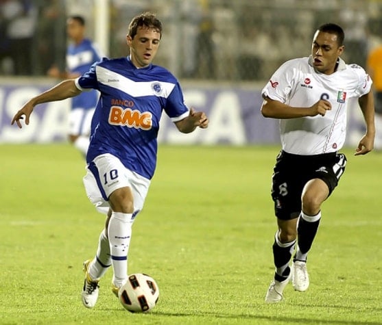 Após fazer a melhor campanha da primeira fase e vencer o jogo de ida das oitavas, o Cruzeiro caiu na Libertadores de 2011 ao ser derrotado por 2 a 0 pelo Once Caldas, no Mineirão.