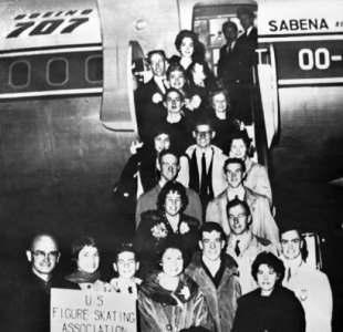 Após falhas no controle de voo que causaram a queda do Boeing 707-329, todos os 18 integrantes da equipe de patinação artística dos EUA, que viajava à Praga, na República Tcheca, morreram. O acidente aconteceu em Bruxelas, na Bélgica e vitimou, ao total, 72 pessoas.