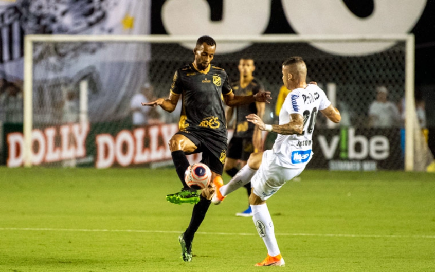 INTER DE LIMEIRA: SOBE - Mesmo levando dois gols, o goleiro Rafael Pin foi o destaque do time da Inter de Limeira. Suas defesas, principalmente no primeiro tempo evitaram uma derrota ainda maior para a equipe do interior paulista. Destaque também para Geovane, com bons chutes de longa distância. - DESCE - O time abusou das faltas para segurar o Peixe, em especial o volante Matheus Neri, que levou o amarelo e já estava perto de ser expulso, quando foi substituído. O ataque ficou devendo, sendo presa fácil da marcação da defesa santista.