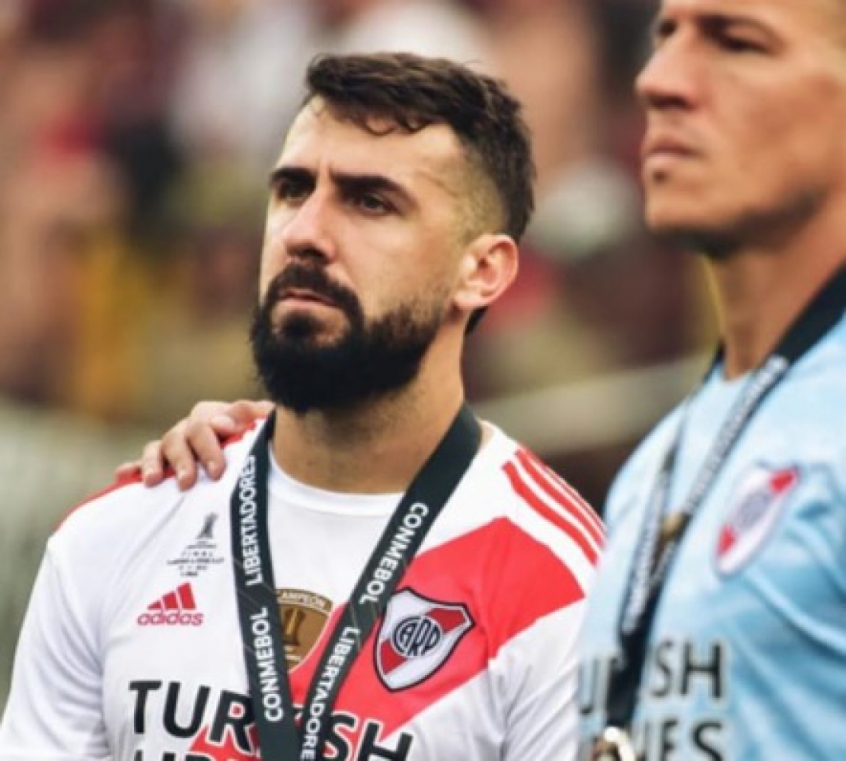 ESQUENTOU - Após um período negativo no Feyenoord, o atacante Lucas Pratto, que se recupera de fratura no tornozelo, está com o futuro quase definido. Se no River Plate ele não tem mais espaço com Marcelo Gallardo, o jeito será investir em seu retorno ao Vélez Sarsfield.  Em conversa com o canal TNT Sports, Sergio Rapisarda, afirmou que tem o interesse em repatriar o atacante que fez história no Fortín.