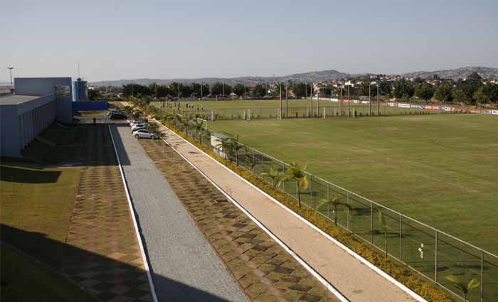 Cruzeiro - CT Toca da Raposa II - O nome do CT faz menção a mascote do clube. O II sinaliza que é a segunda Toca da Raposa do clube. A primeira, que já foi utilizada pelo elenco profissional, hoje é usada pela base.