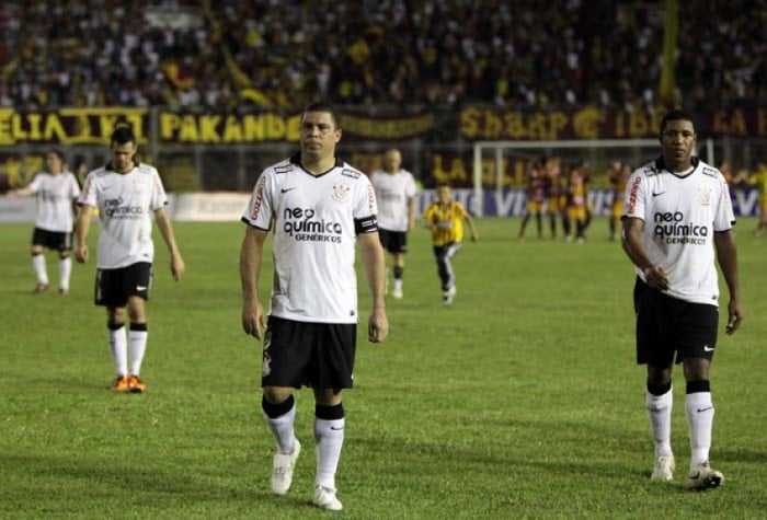 Em 2011, com um elenco cheio de estrelas, o Corinthians não conseguiu passar da pré-Libertadores e deu adeus antes mesmo de entrar na competição. Essa foi a gota d'agua para que Ronaldo pendurasse as chuteiras e se despedisse dos gramados.
