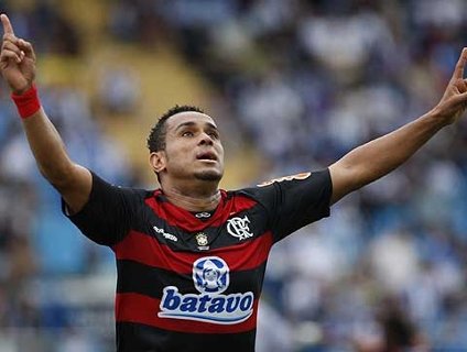 O atacante de Jequié, na Bahia, teve uma passagem marcante no Flamengo, mas pelo lado negativo. Isso porque Val Baiano não teve bons números na equipe carioca e demorou mais de 10 jogos para desencantar com a camisa rubro-negra.