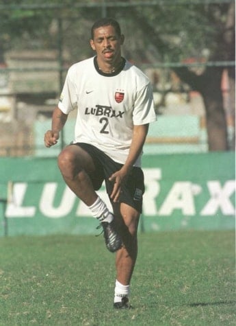 De Nazaré, na Bahia, o volante Vampeta jogou no Mengão apenas em 2001 e 2002, porém ficou marcado pela famosa frase "Eles fingem que me pagam e eu finjo que jogo". 
