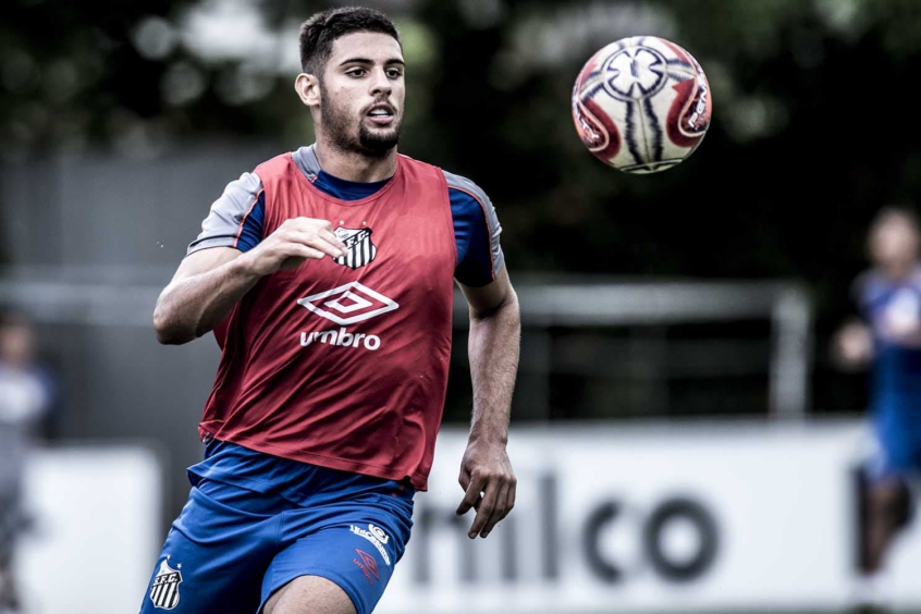 Após atuar pela Seleção Olímpia, Yuri Alberto retorna ao Santos no domingo. Ainda sem acordo pela sua renovação de contrato, o atacante aguarda uma sequência no Peixe para então voltar a conversar com a diretoria. Seu vínculo vai até julho deste ano. Porém, enquanto a conversa se arrasta, vale lembrar que o jovem atleta já está livre no mercado e pode assinar um pré-contrato. 