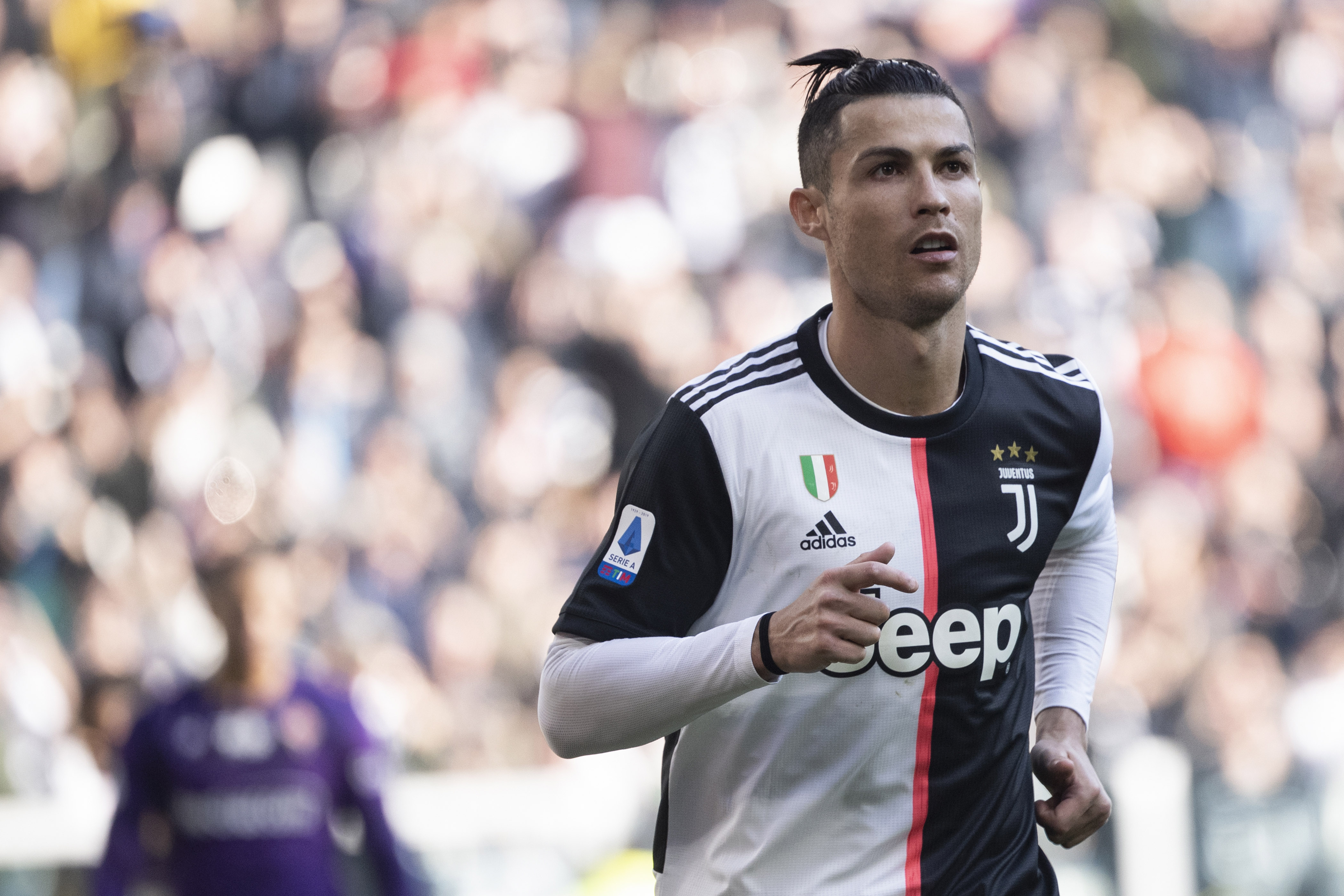 ESQUENTOU - A Juventus não descarta a possibilidade de vender Cristiano Ronaldo, de acordo com o diário “Il Messaggero". A equipe de Turim não aceitaria repassá-lo por menos de 70 milhões de euros (R$ 397 milhões). No entanto, é difícil que algum time tenha esse valor para pagar o valor.