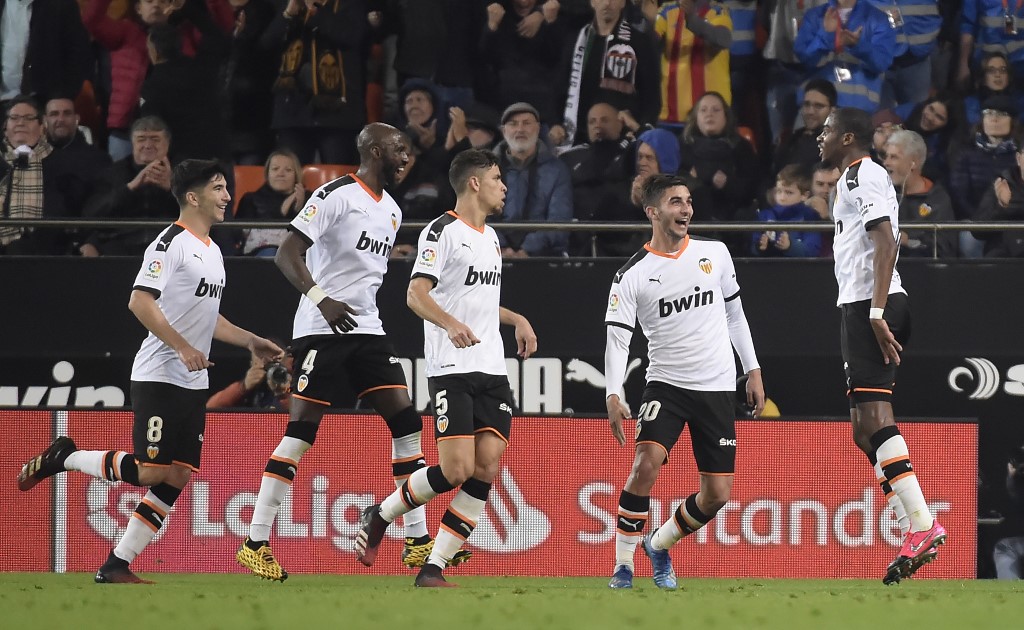 O Valencia volta a um mata-mata de Liga dos Campeões depois de sete anos. Na última vez que esteve nas oitavas, a equipe foi eliminada pelo PSG. Oscilando no Campeonato Espanhol, os ‘Che’ tentam a última cartada da temporada, já que foram eliminados na Copa do Rei. Na fase de grupos, os espanhóis ficaram em primeiro no Grupo H, com 11 pontos.