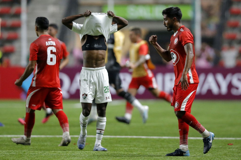 U. La Calera - SOBE - Com a vantagem do empate sem gols para avançar à próxima fase da Conmebol Sul-Americana, por conta do empate em 1 a 1 no jogo de ida no Rio de Janeiro, o Unión La Calera, nesta volta no Chile, administrou bem o resultado. DESCE - Recuou demais - Ao mesmo tempo que a boa administração do resultado foi um ponto positivo, este recuo além da conta poderia ter sido prejudicial ao time chileno. Precisa melhorar para seguir avançando no torneio.