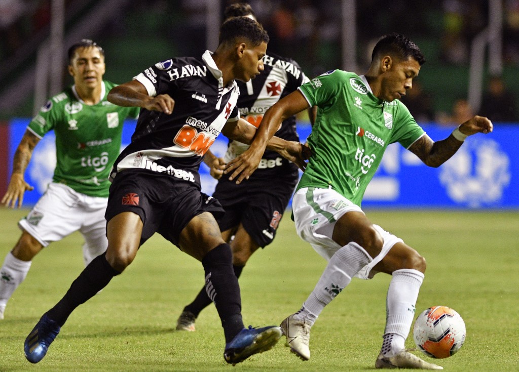 ORIENTE PETROLERO: SOBE - BANEGAS: O goleiro do time boliviano foi providencial em dois lances da partida. O primeiro, ainda na etapa inicial, o arqueiro defendeu a finalização de Talles Magno. Com o toque, a bola tocou sutilmente na trave. Na segunda etapa, o boliviano conseguiu espalmar o chute à queima roupa de Marrony. No fim, tirou os gols de Cano e Ribamar / FALTOU - PONTARIA: O Oriente Petrolero até teve chances de balançar as redes, porém pecou nas finalizações. Os atacantes, no entanto, não tinham qualidade para encaixar o chute certo. A maioria das tentativas saiu por cima da meta de Fernando Miguel. 