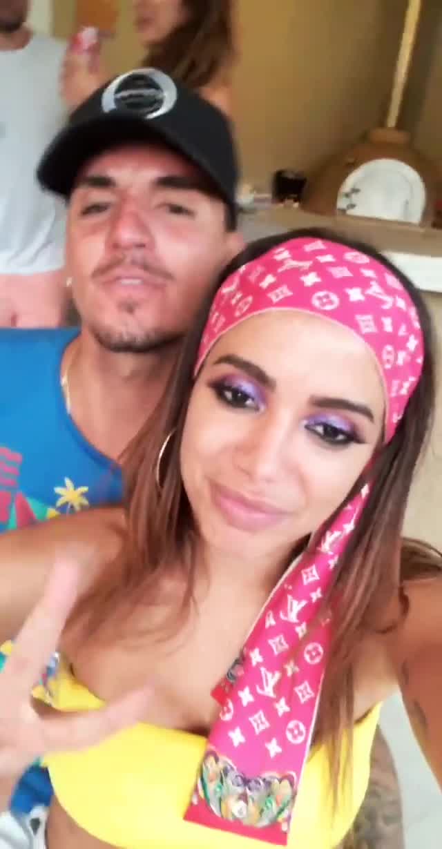 MEDINA E ANITTA - Quem não fica atrás de Neymar quando o assunto é folia é Gabriel Medina. Em 2019, o surfista curtiu ao lado do ex-jogador do Santos e de Anitta, e apareceu em vários stories com a cantora em uma festa ‘after’ promovida por ela após a festança no sambódromo. Também surgiram boatos de um possível affair entre o astro do surfe e a estrela do pop.